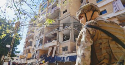Copertina di Dahiyeh, la roccaforte di Hezbollah a Beirut sopravvive ai nuovi raid israeliani. Il reportage