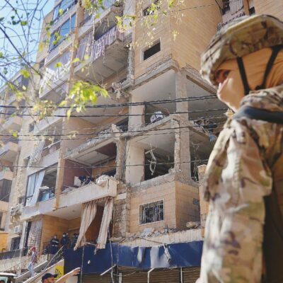 Copertina di Dahiyeh, la roccaforte di Hezbollah a Beirut sopravvive ai nuovi raid israeliani. Il reportage