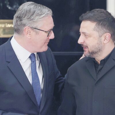 Copertina di Zelensky cerca aiuti a Londra ma trova leader ormai deboli