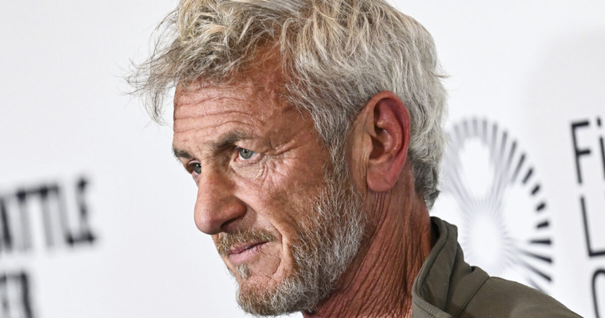 “Detesto i selfie e non partecipo, in nessuna circostanza, a eventi pubblici con più di otto persone”: Sean Penn spiega l’assenza alla cerimonia degli Oscar