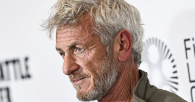 Copertina di “Detesto i selfie e non partecipo, in nessuna circostanza, a eventi pubblici con più di otto persone”: Sean Penn spiega l’assenza alla cerimonia degli Oscar