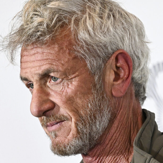 “Detesto i selfie e non partecipo, in nessuna circostanza, a eventi pubblici con più di otto persone”: Sean Penn spiega l’assenza alla cerimonia degli Oscar