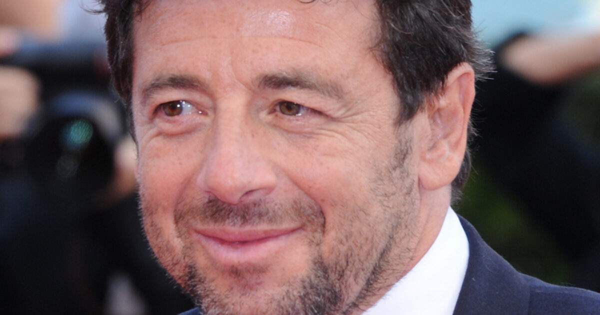 Patrick Bruel è in stato di fermo, il cantante e attore è stato accusato di violenza sessuale “al momento da 13 presunte vittime”. La difesa: “Tutto falso e lo dimostrerò”