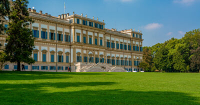 Copertina di Se**o in pieno giorno al parco di Monza tra bambini e famiglie: multa da 253 euro per due uomini di 60 e 70 anni