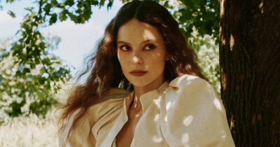 Copertina di Francesca Michielin: “Che tempi di me**a di finto ordine, ma di vera guerra. La libertà di Emma e la mia danno fastidio. Mi sposo con Davide, che è empatico e vede il buono in ogni cosa”