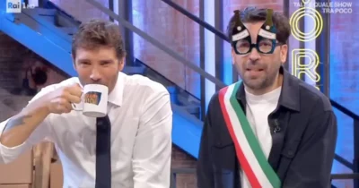 Copertina di “Stefano De Martino ha la porta del camerino sempre aperta: la gente entra, si prende il suo caffè. Io mi butto sul divano e uso il suo bagno”: così Herbert Ballerina