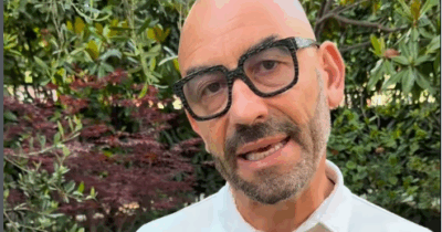 Copertina di La pipì del cane lavata con l’acqua? Bassetti smonta le ordinanze dei Comuni: “Non serve assolutamente a nulla”