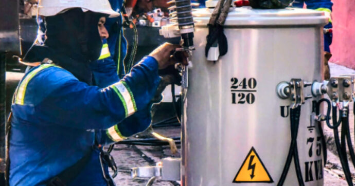 Incendio e blackout in Giamaica dopo l’arrivo di Nimitz, la portaerei Usa: nave scuola o minaccia a Cuba?