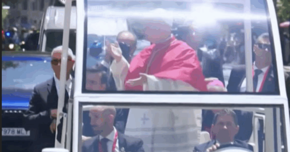 Papa Leone XIV ha sorpreso la folla con il gesto virale del “6-7” sulla papamobile a Madrid – IL VIDEO