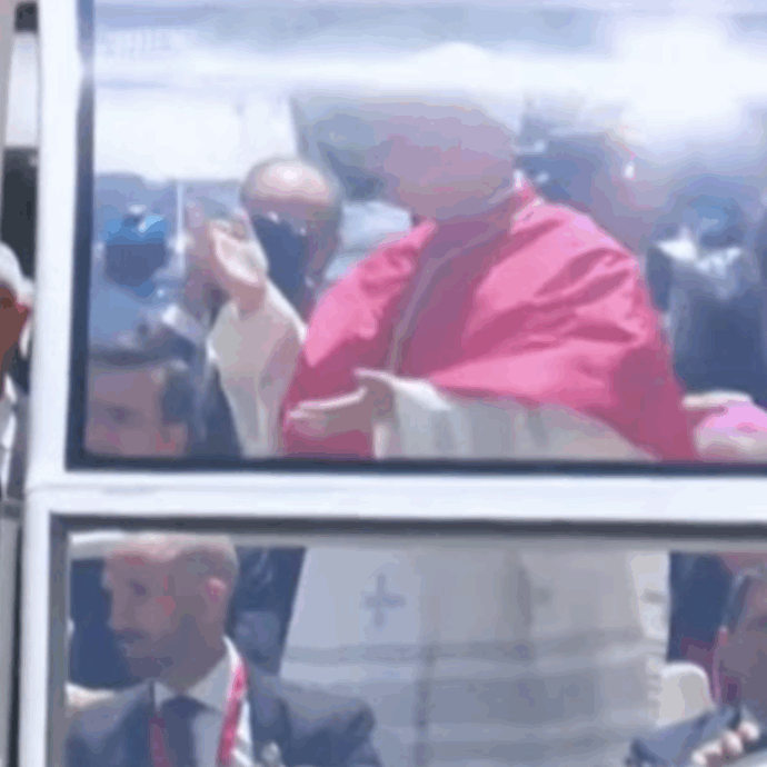 Papa Leone XIV ha sorpreso la folla con il gesto virale del “6-7” sulla papamobile a Madrid – IL VIDEO