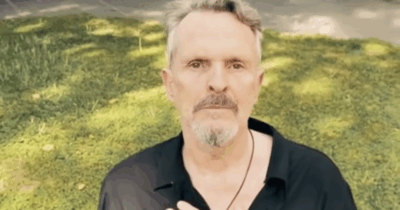 Copertina di “Non posso respirare”: Miguel Bosé si inginocchia sui social per la morte del 18enne Henry Nowak – IL VIDEO
