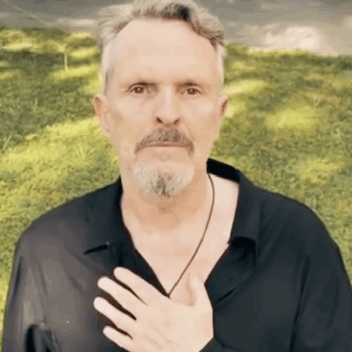 “Non posso respirare”: Miguel Bosé si inginocchia sui social per la morte del 18enne Henry Nowak – IL VIDEO