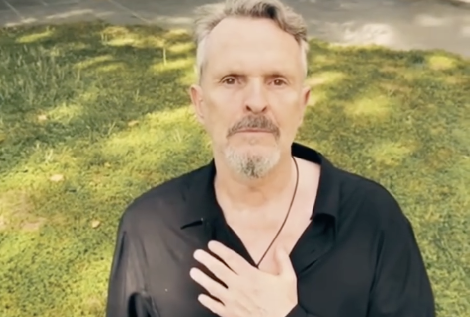 “Non posso respirare”: Miguel Bosé si inginocchia sui social