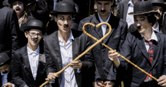 Copertina di Charlie Chaplin da record: centinaia di sosia del celebre attore e regista sfilano in Svizzera – IL VIDEO