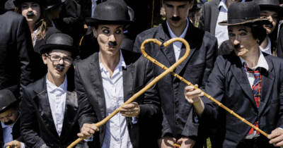 Copertina di Charlie Chaplin da record: centinaia di sosia del celebre attore e regista sfilano in Svizzera – IL VIDEO