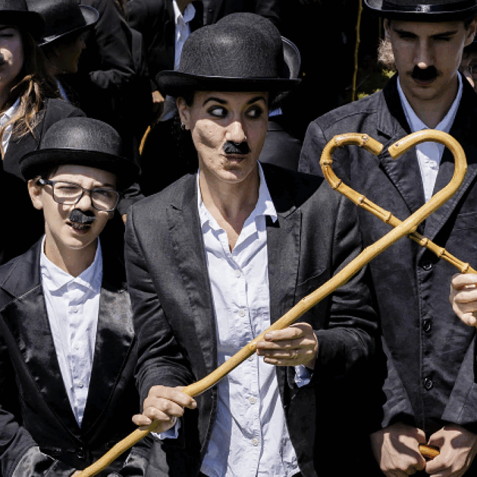Charlie Chaplin da record: centinaia di sosia del celebre attore e regista sfilano in Svizzera – IL VIDEO