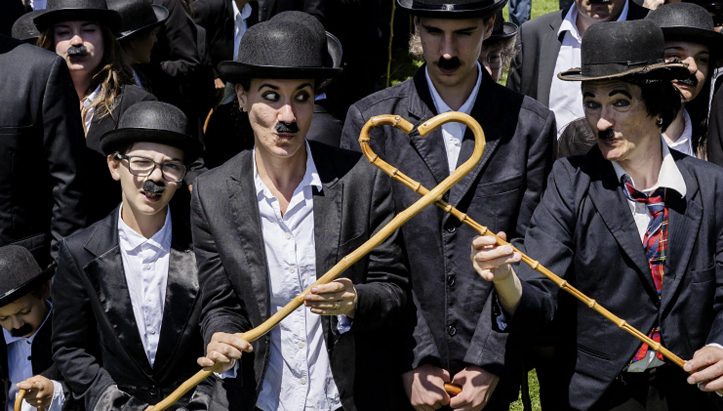 Charlie Chaplin da record: centinaia di sosia del 