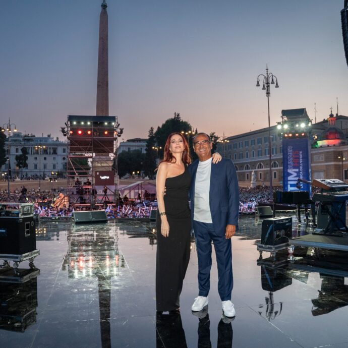 Tim Summer Hits 2026 torna con Carlo Conti e Andrea Delogu per lanciare la musica dell’estate: ecco le date