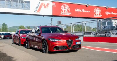 Copertina di Alfa Romeo, a Varano la passione si impara in pista. Tra i cordoli con le auto del Biscione