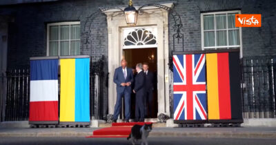 Copertina di Larry The Cat ruba la scena al vertice tra Zelensky, Merz, Starmer e Macron ed esce per primo da Downing Street – Video