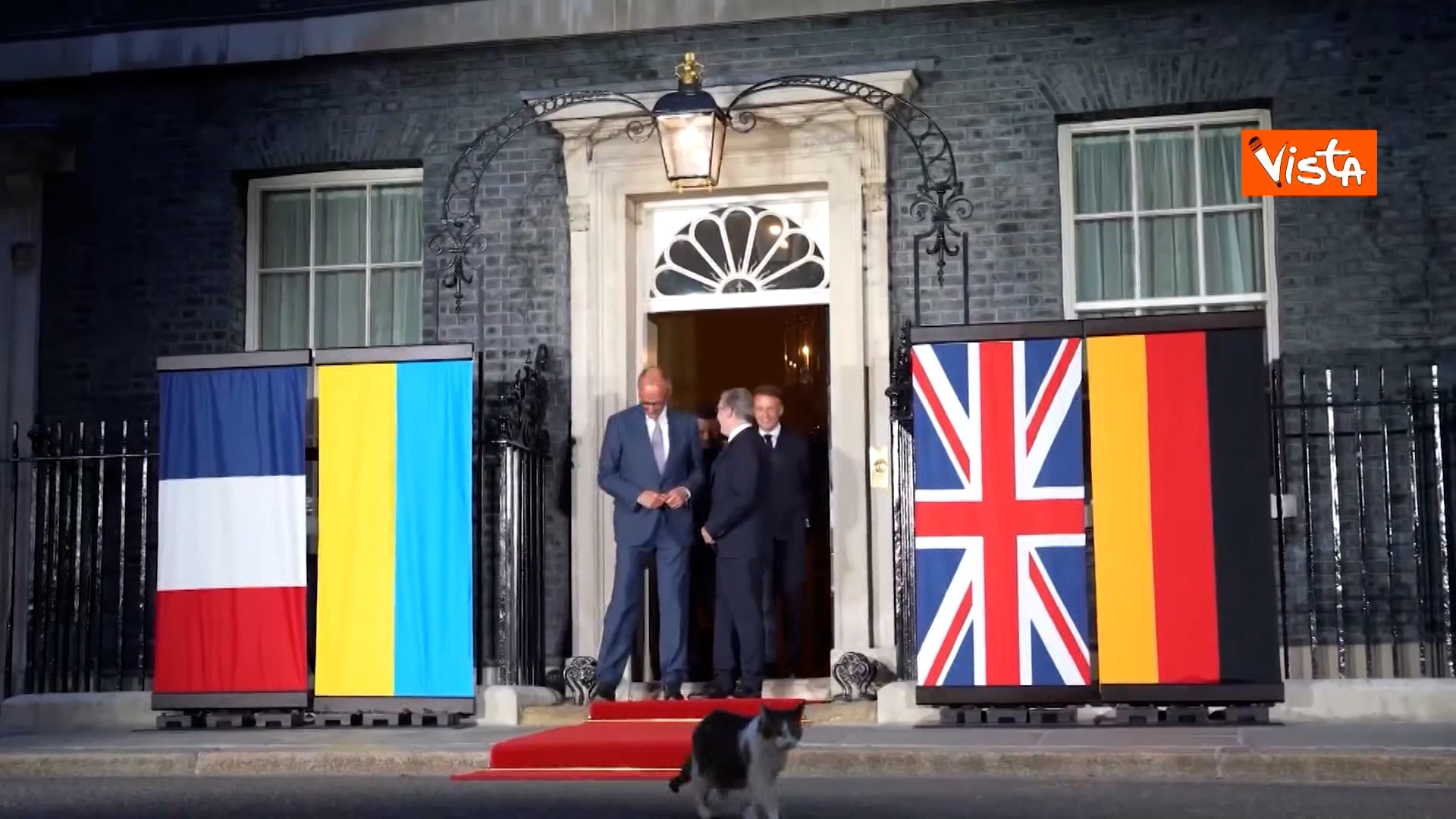 Larry The Cat ruba la scena al vertice tra Zelensky, Merz, S