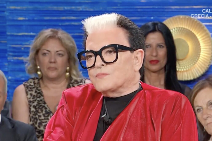 Cristiano Malgioglio: “Amanda Lear dice che sono invadente? Mi sono messo a ridere. Potrei anche essermi sposato. Voglio vincere Sanremo, andare all’Eurovision e poi dire addio alle scene”