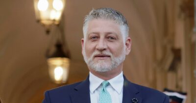 Copertina di “Mi dimetto: Giuli ha reso gli Uffizi  il cortile di Meloni”