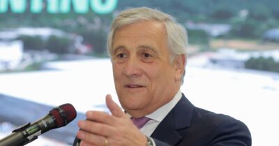 Copertina di Forza Italia, Tajani porta gli azzurri in ritiro. E nasce il mattinale per le tv
