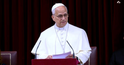 Copertina di Papa Leone XIV contro il riarmo: “Preoccupante che venga presentato come risposta inevitabile alla fragilità internazionale”