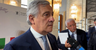 Copertina di Attivisti della Flotilla in carcere in Libia, Tajani: “Situazione complicata, non c’è ancora un’accusa formalizzata”