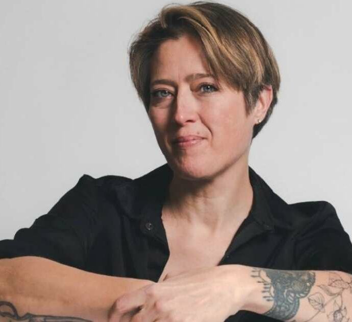 “Prima si è tagliato le unghie dei piedi, poi ha tirato fuori un’arpa e sta suonando sul regionale Cuneo-Torino”: il racconto choc di Vera Gheno