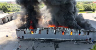 Copertina di Incendio in un’azienda di materie plastiche nel Pisano, allerta in 5 Comuni: “Chiudete le finestre e non uscite”