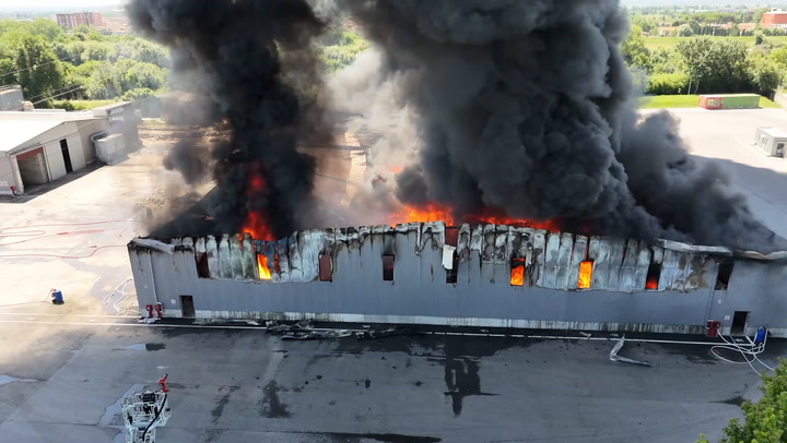 Incendio in un’azienda di materie plastiche nel Pisano, alle