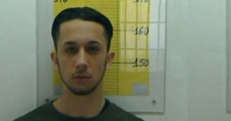 Copertina di Andrea Cavallari incendia una cella e aggredisce due agenti in carcere, era stato condannato per la strage di Corinaldo