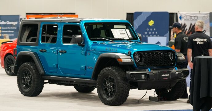 Jeep richiama oltre 1,3 milioni di auto dei suoi modelli più venduti: “Rischio incendio”