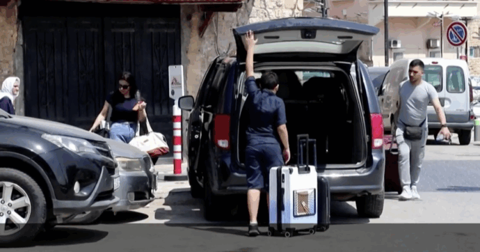 Libano, la fuga degli abitanti di Tiro dopo l’ordine di evacuazione israeliano