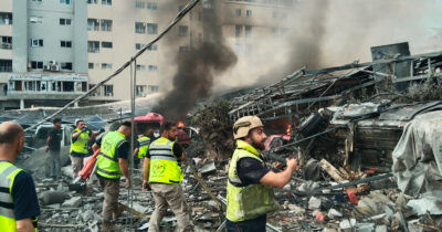 Copertina di Iran, Trump: “Netanyahu fa quello che dico io”. Ma Israele bombarda Tiro, in Libano: “Almeno 8 morti”. Elicottero Usa precipita vicino Hormuz: salvo l’equipaggio