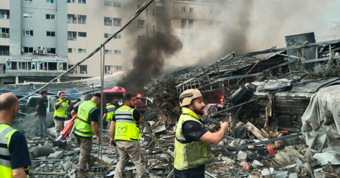 Iran, Trump: “Netanyahu fa quello che dico io”. Ma Israele bombarda Tiro, in Libano: “Almeno 8 morti”. Elicottero Usa precipita vicino Hormuz: salvo l’equipaggio