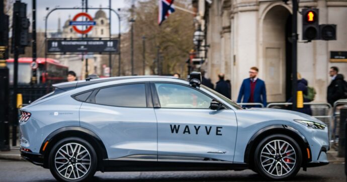 Robotaxi a Londra entro pochi mesi. Uber accelera sulla guida autonoma