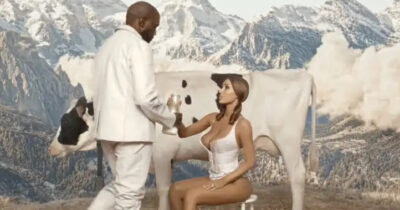 Copertina di Bianca Censori e il video hard per Kanye West: munge una mucca, si cosparge di latte e ammicca sensuale. Le immagini di “Gemini Season”