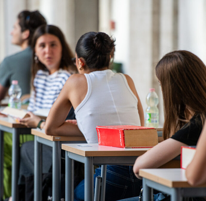 Parla “la signora delle tracce” della Maturità: “Sono anni che puntualmente si prevede una traccia sull’IA, il tototema mi fa sorridere. Ecco come scegliamo le tracce”