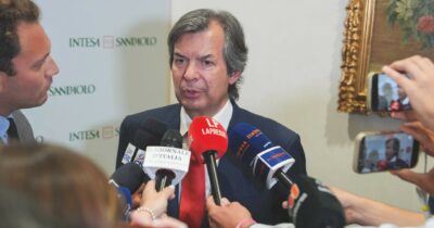 Copertina di Polizze vendute allo sportello: perché Intesa si prenderà Mps