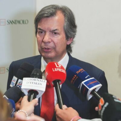 Copertina di Polizze vendute allo sportello: perché Intesa si prenderà Mps