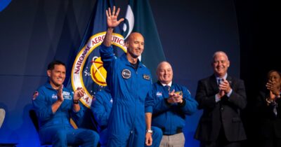 Copertina di Luca Parmitano sarà il pilota della missione Artemis III per riportare l’uomo sulla Luna: “Onorato, l’Italia la mia rampa di lancio”