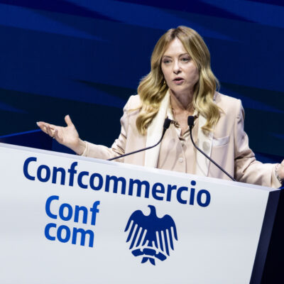 Copertina di Meloni da campagna elettorale: attacco al centrosinistra sulla patrimoniale. “Noi lavoriamo per farlo avere il patrimonio”. Pd: “Agita spettri perché non dà risposte sul caro vita”