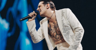 Copertina di Achille Lauro apre le porte del suo paradiso ai 60mila all’Olimpico. Gavetta e successo: “Il mio primo concerto? Nessuno mi faceva suonare, mi affittavo il locale, pagavo le guest e mi mettevo in scaletta”