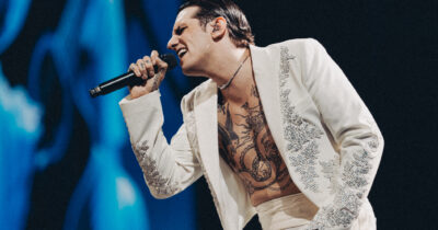 Copertina di Achille Lauro apre le porte del suo paradiso ai 60mila all’Olimpico. Gavetta e successo: “Il mio primo concerto? Nessuno mi faceva suonare, mi affittavo il locale, pagavo le guest e mi mettevo in scaletta”