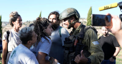 Copertina di Cisgiordania, nel 2025 record di violenze dei coloni israeliani: +133% di morti. Gaza, Hamas compie esecuzioni e torture