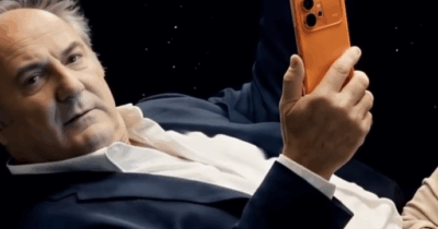 Copertina di “Così abbiamo trasformato i meme di Gerry Scotti in una startup da milioni di visualizzazioni”: Edoardo, il figlio del conduttore, racconta