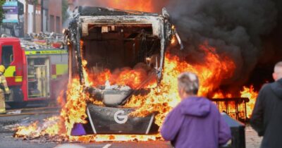 Copertina di Accoltellato un uomo a Belfast, accusato un rifugiato sudanese: proteste anti-migranti con bus e bidoni in fiamme